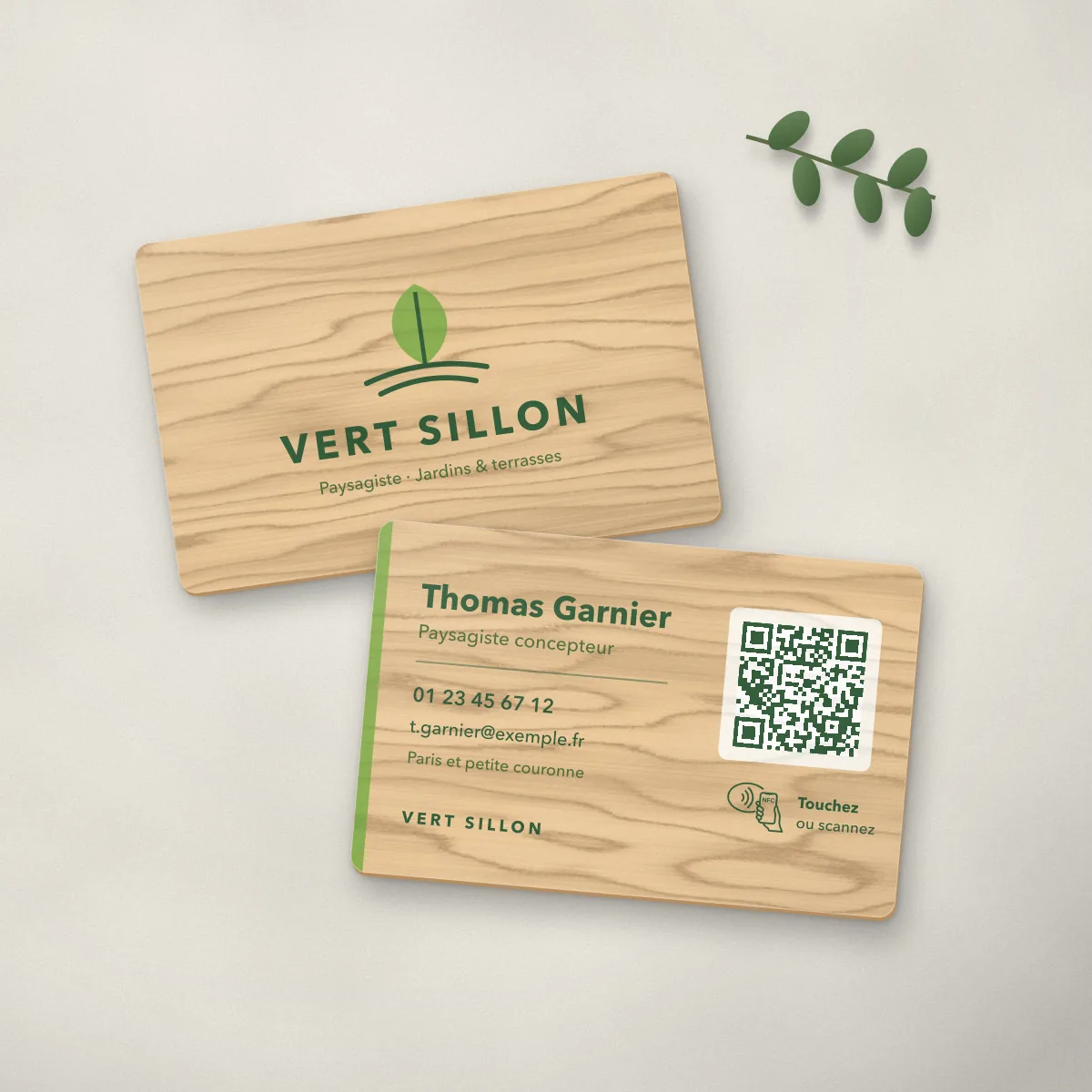 Carte de visite bois imprimée en couleur pour Vert Sillon, paysagiste fictif, avec puce NFC et QR code au dos