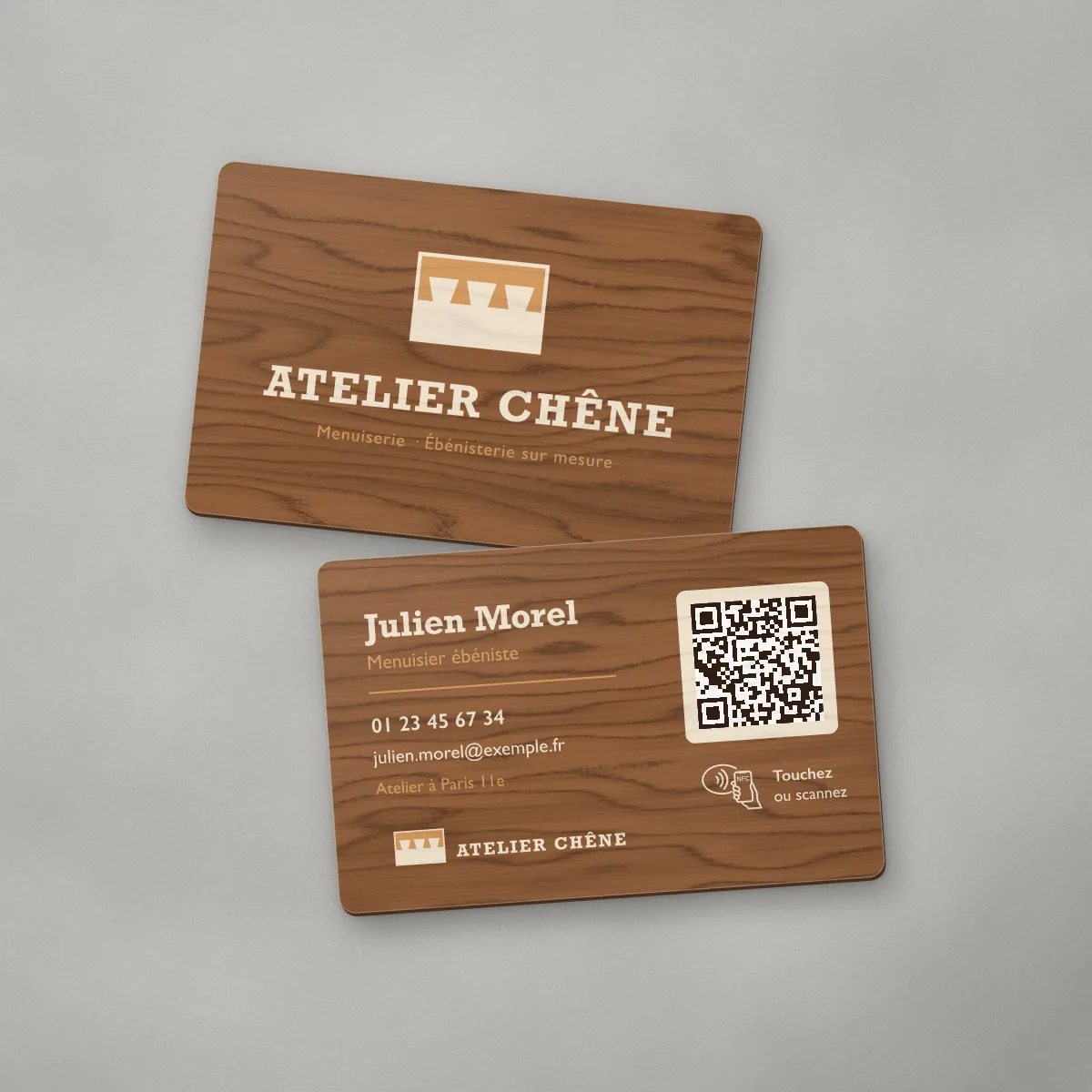 Carte de visite en bois au logo d’Atelier Chêne, menuisier fictif, imprimée en couleur avec un QR code
