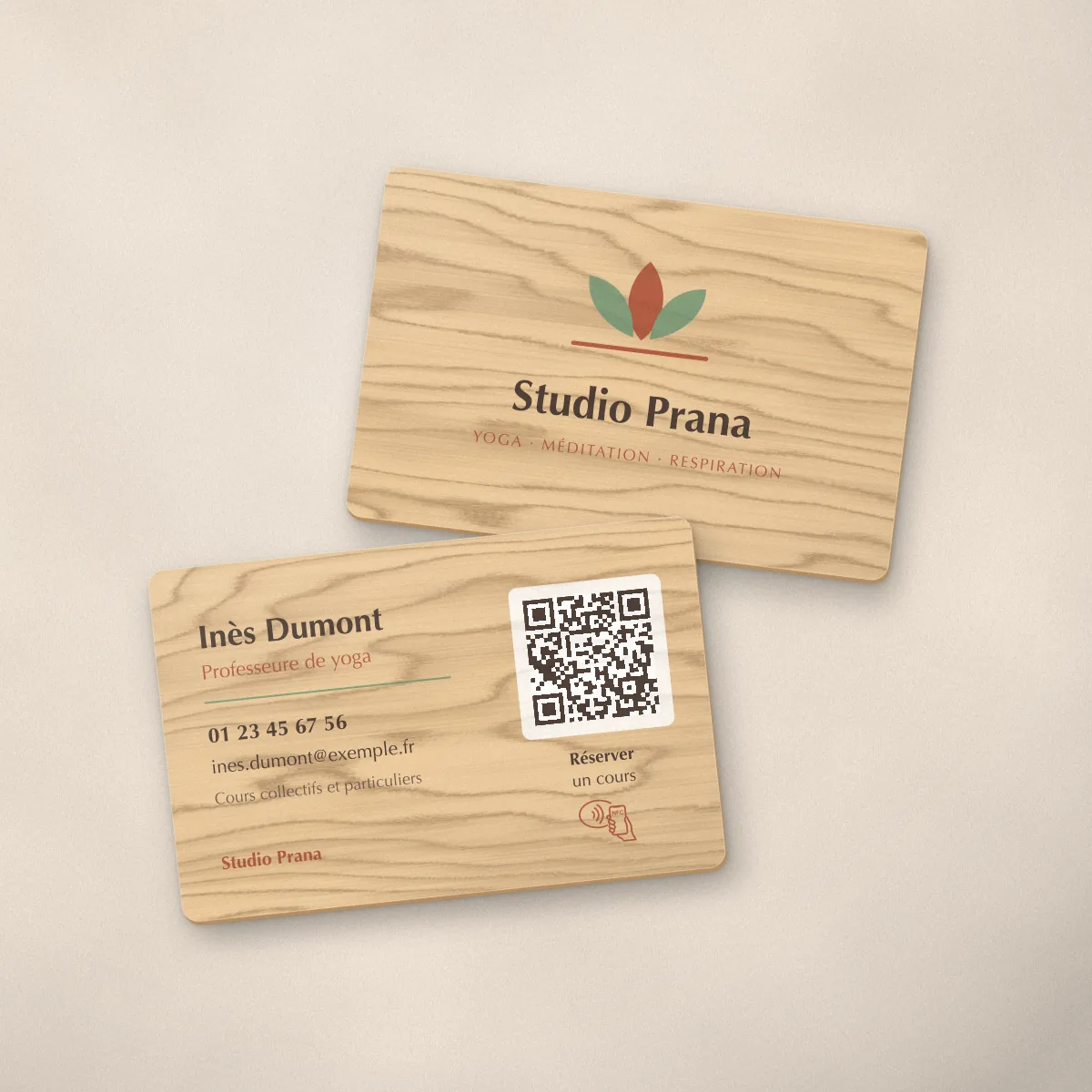 Carte visite NFC bois pour Studio Prana, studio de yoga fictif, imprimée dans des tons doux