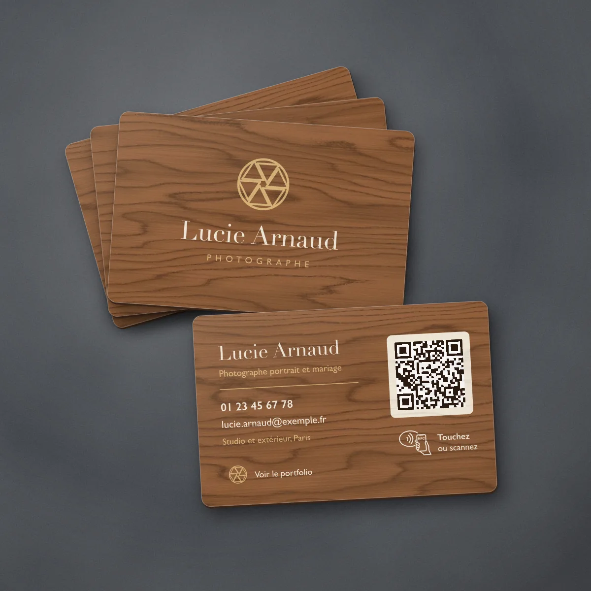 Carte de visite bois QR code pour Lucie Arnaud, photographe fictive, avec une photo imprimée en couleur