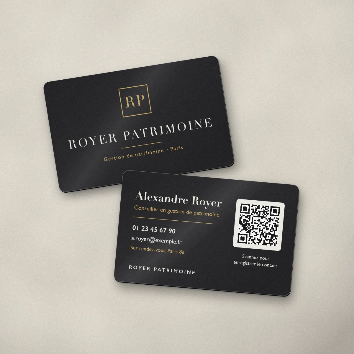 Carte de visite métal noir mat imprimée pour Alexandre Royer, conseiller fictif de Royer Patrimoine, avec logo et QR code