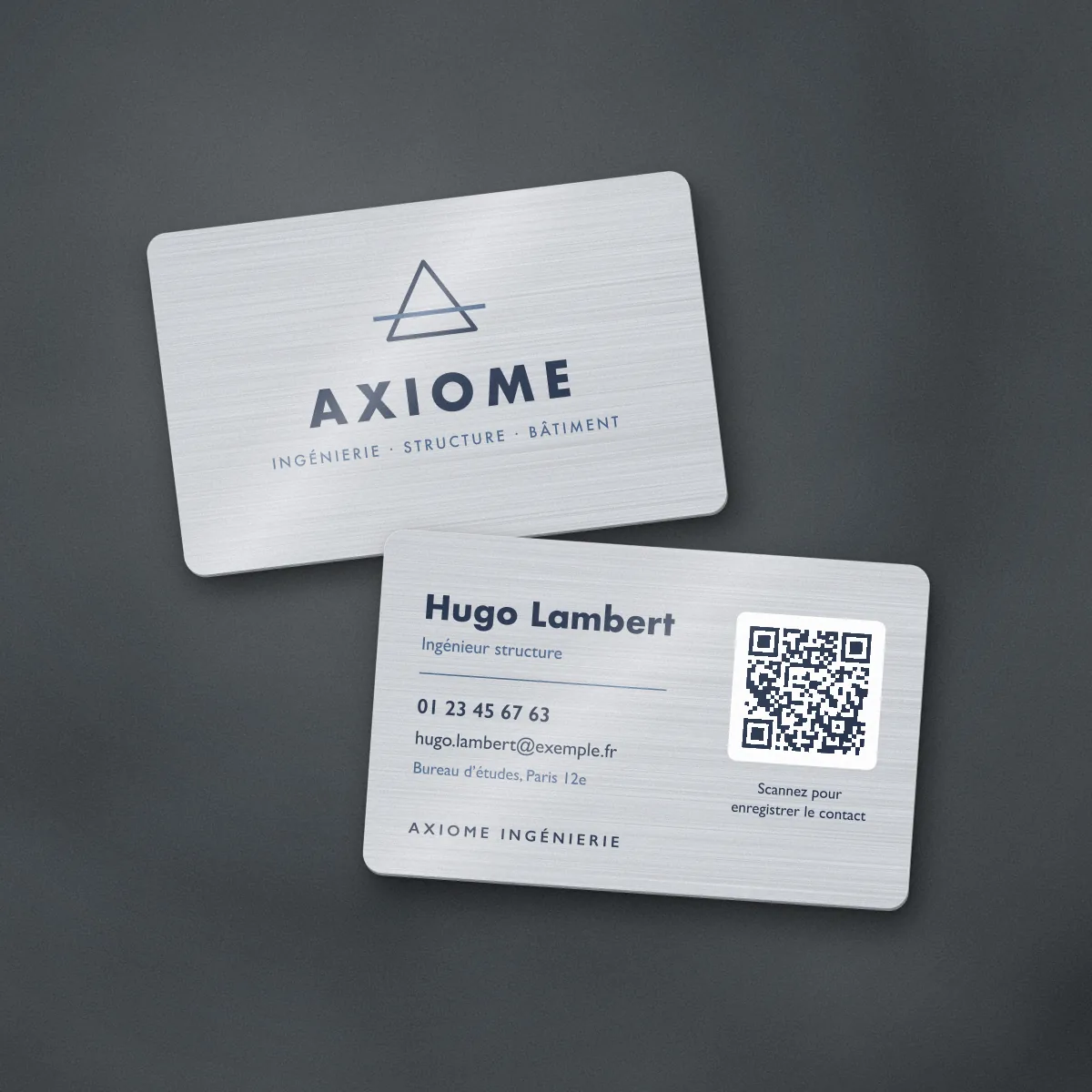 Carte de visite en métal argent brossé imprimée pour une enseigne fictive, logo en couleur et QR code sur fond blanc