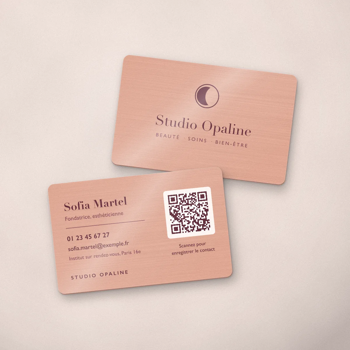 Carte de visite métal personnalisée en finition rose gold pour une enseigne fictive, avec QR code imprimé