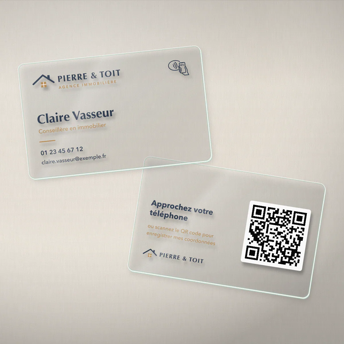 Carte de visite NFC en acrylique transparent au nom de Claire Vasseur, de l’agence immobilière fictive Pierre & Toit, avec logo en couleur et QR code