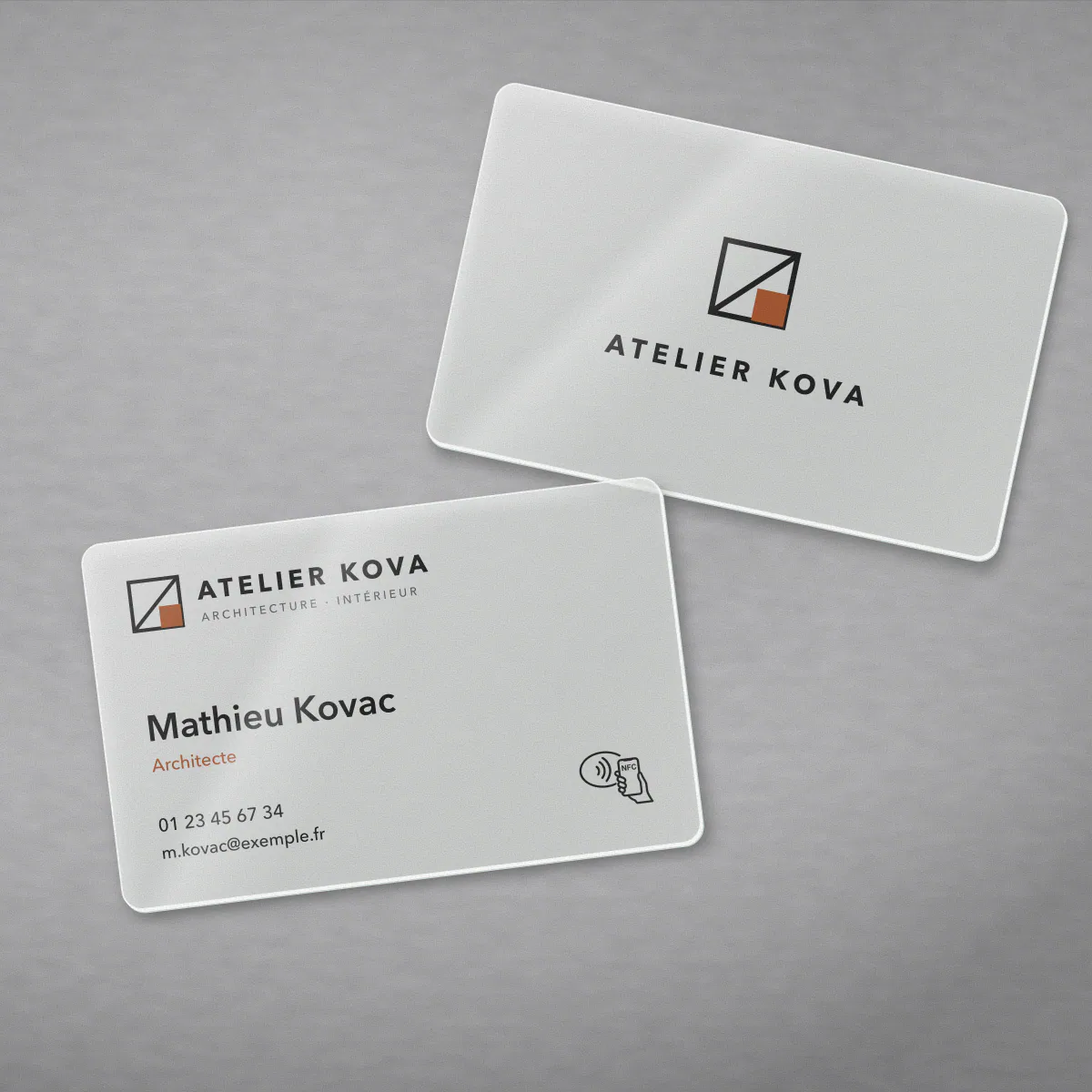 Carte de visite NFC en acrylique givré pour le cabinet d’architecte fictif Atelier Kova