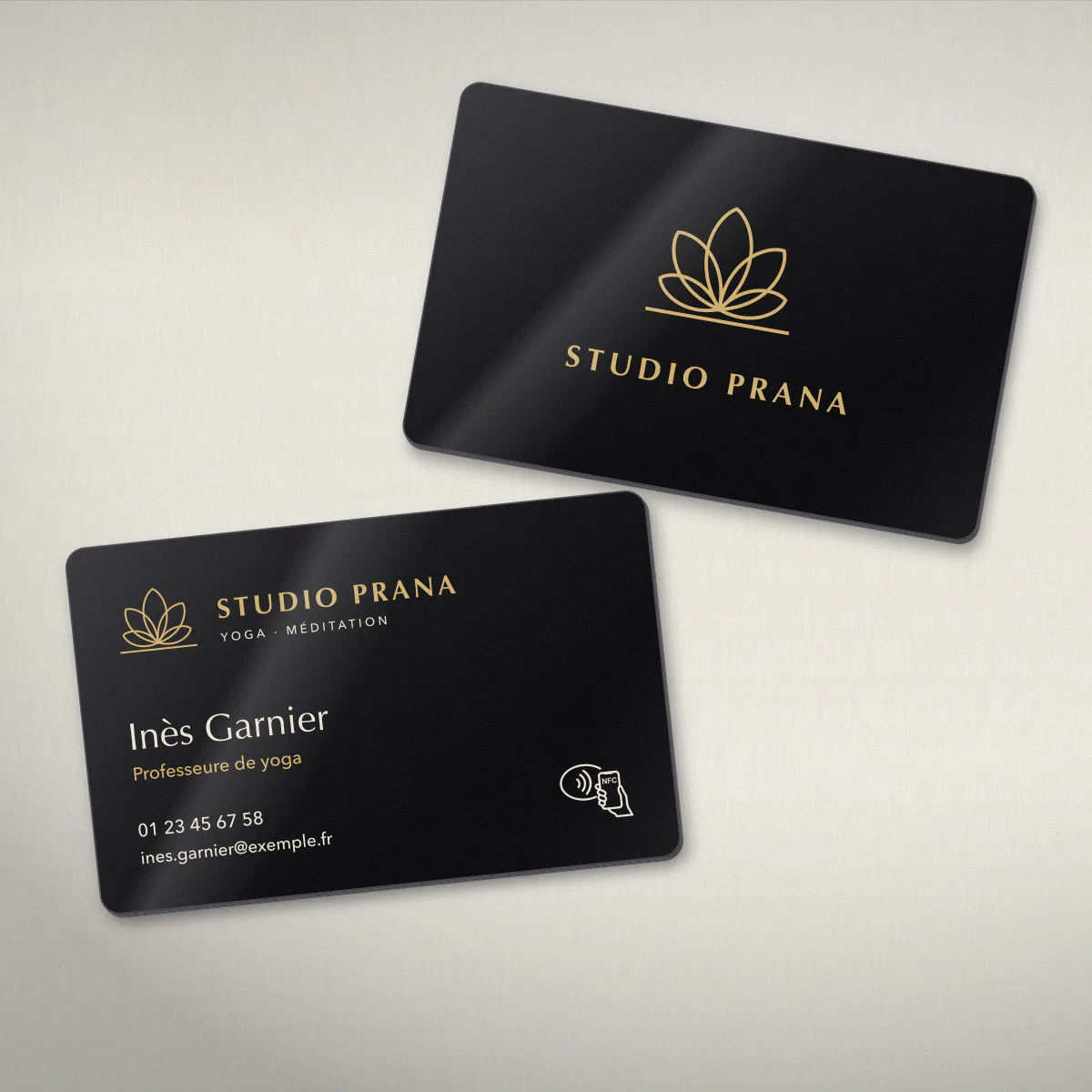 Carte de visite NFC en acrylique noir pour le studio de yoga fictif Studio Prana, logo clair et QR code dans un cadre clair
