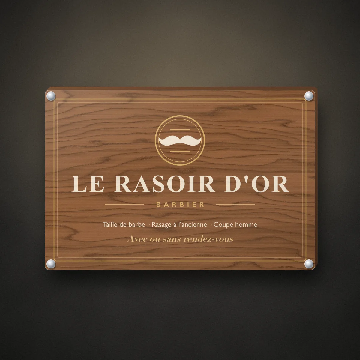 Enseigne bois personnalisée imprimée en couleur pour Le Rasoir d’Or, barbier fictif, fixée au mur au-dessus des fauteuils