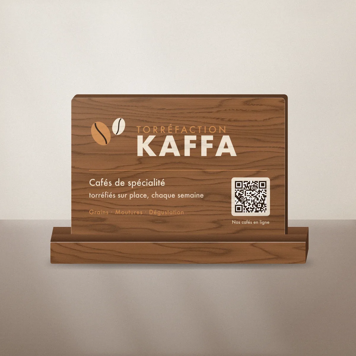 Logo en bois personnalisé imprimé pour Torréfaction Kaffa, torréfacteur fictif, au-dessus des sacs de café