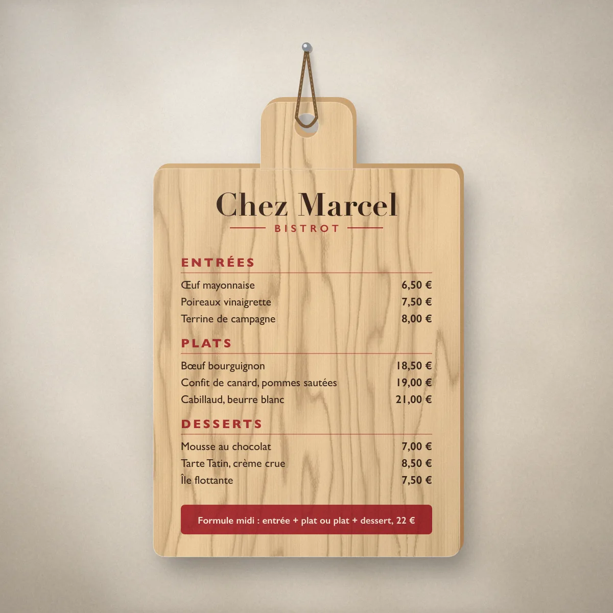 Menu bois restaurant en planche à poignée, imprimé en couleur pour Chez Marcel, bistrot fictif, posé sur une table en zinc