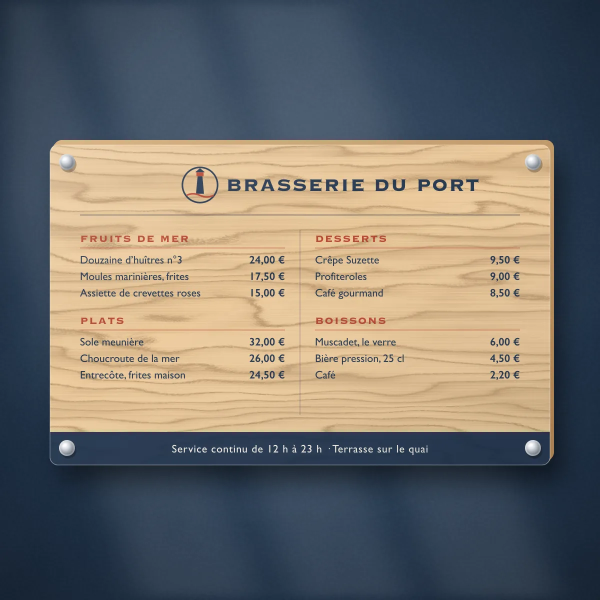 Menu mural en bois imprimé pour la Brasserie du Port, brasserie fictive, fixé au mur derrière le comptoir
