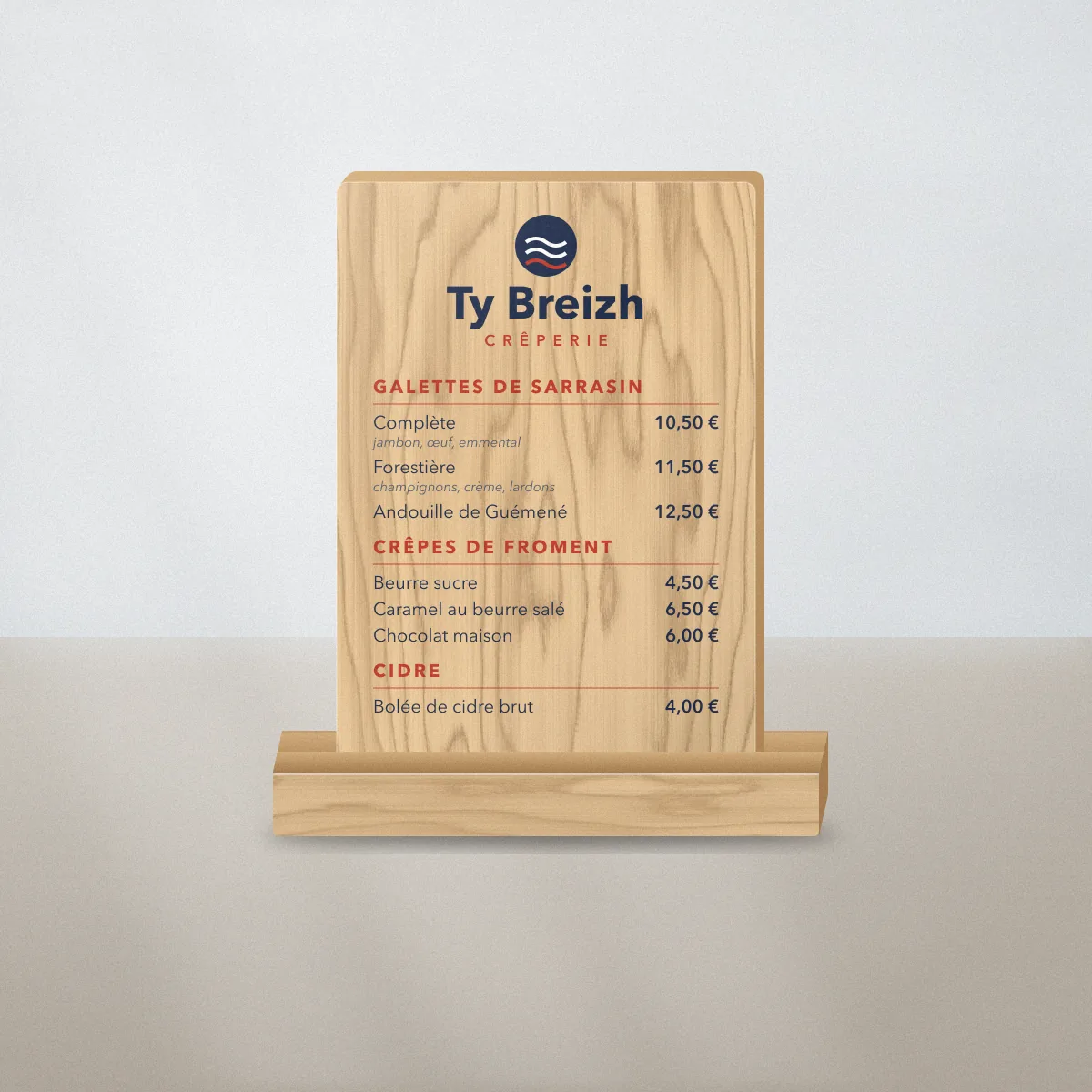 Porte-menu bois personnalisé pour Ty Breizh, crêperie fictive, avec galettes et crêpes imprimées en couleur