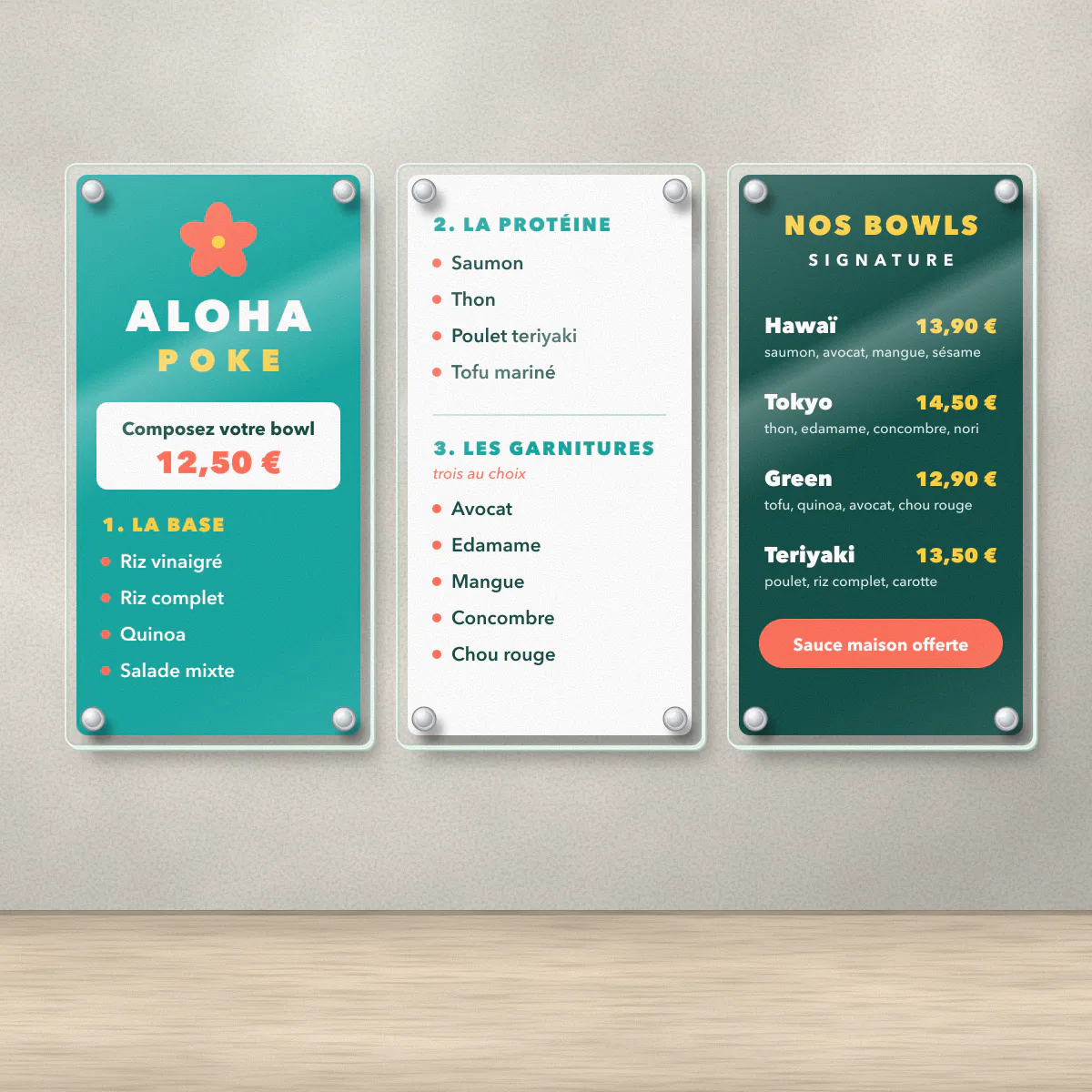 Triptyque de trois panneaux menu en plexiglas alignés au mur du restaurant de poke bowls fictif Aloha Poke