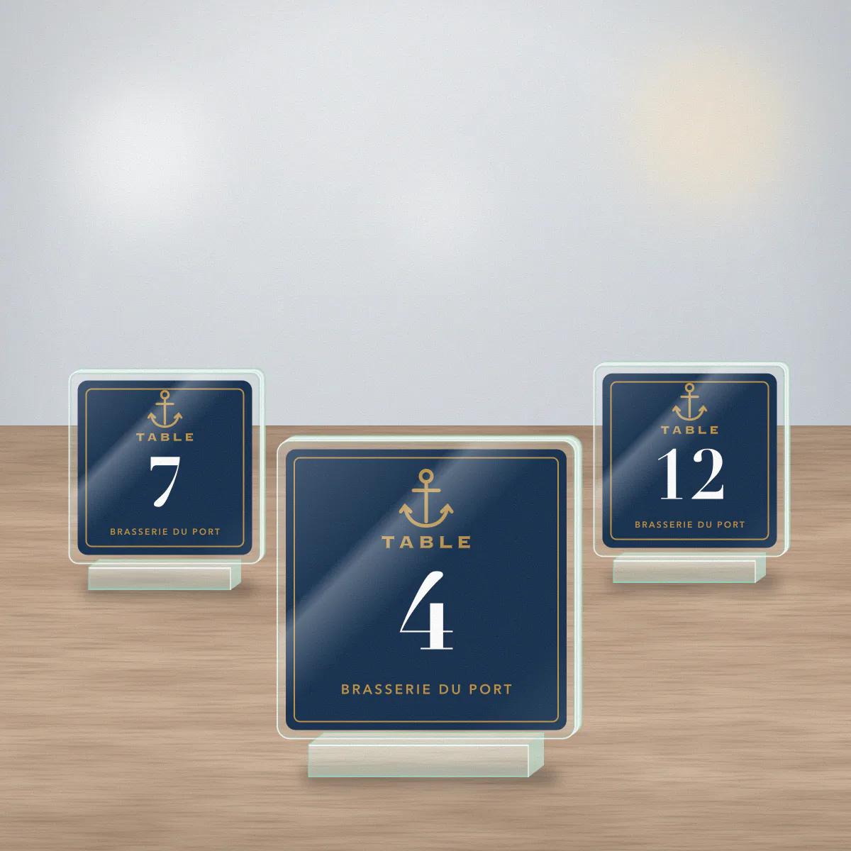 Série de menus en plexiglas avec numéros de table imprimés, pour la brasserie fictive Brasserie du Port