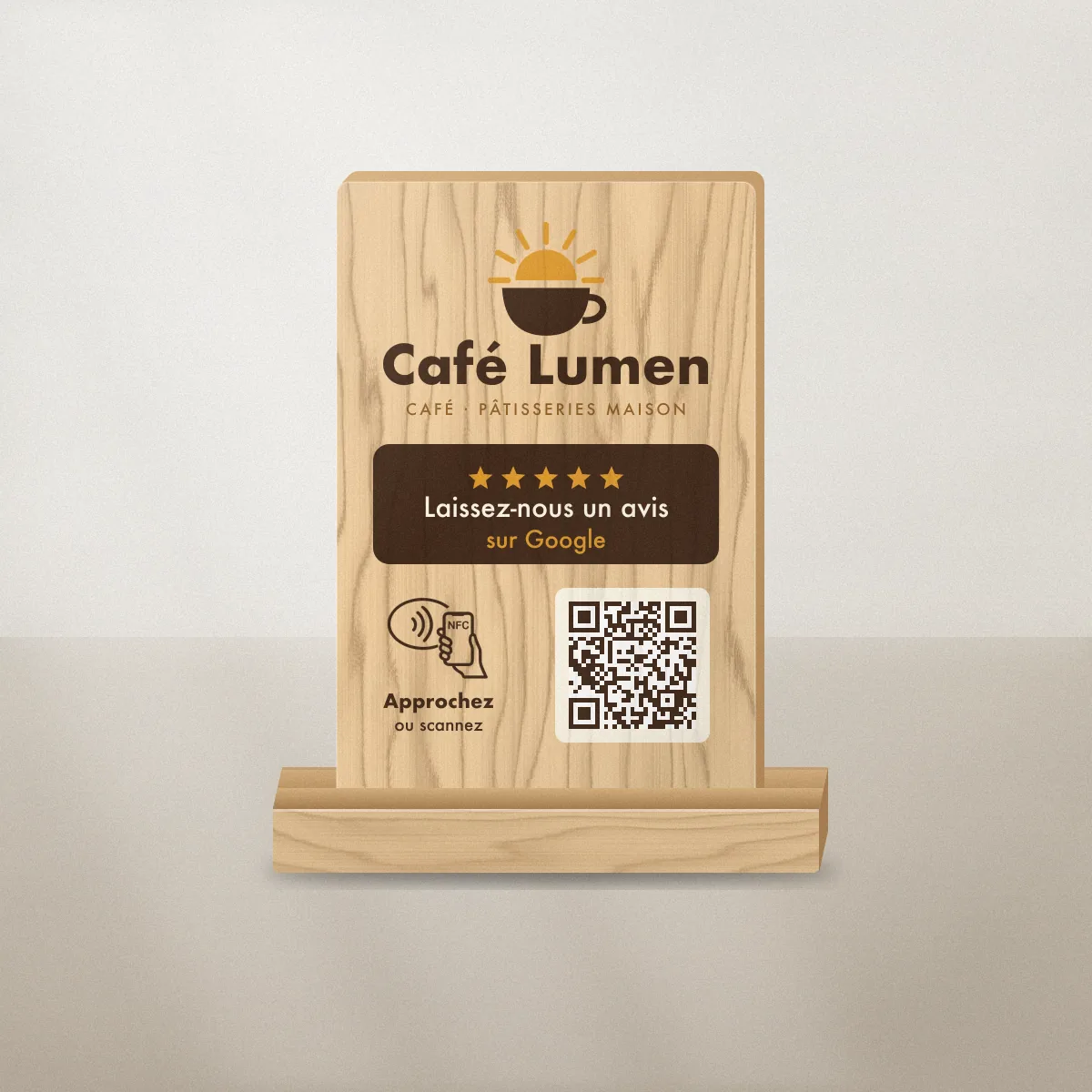 Plaque NFC avis Google en bois au logo du Café Lumen, café fictif, posée près de la caisse