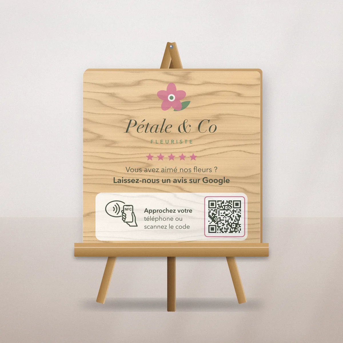Présentoir avis Google en bois pour Pétale & Co, fleuriste fictive, imprimé en couleurs avec un motif floral