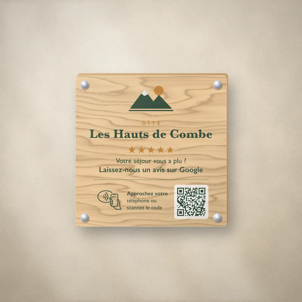 Chevalet QR code avis Google en bois pour le Gîte Les Hauts de Combe, gîte fictif, posé sur une table d’accueil