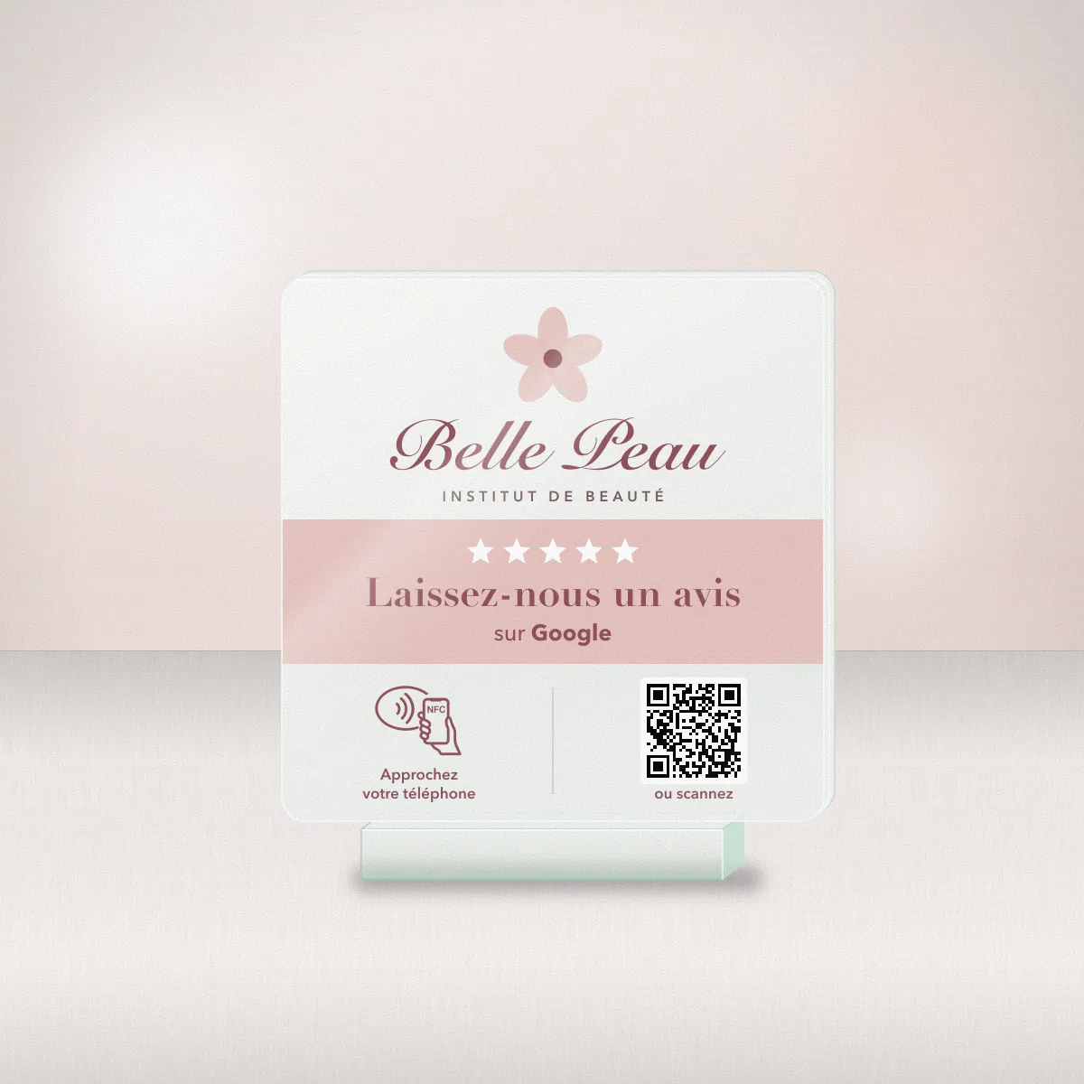 Plaque avis Google en plexiglas givré aux tons rose poudré pour l’institut de beauté fictif Institut Belle Peau