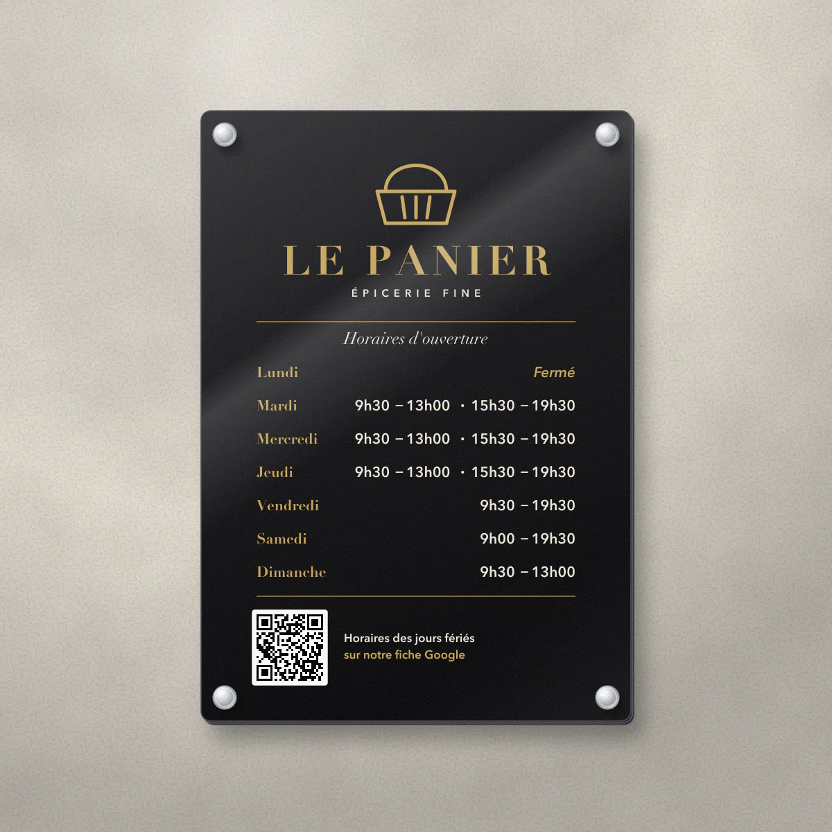 Plaque horaires magasin transparente pour Le Panier, épicerie fine fictive, avec les jours d’ouverture et un QR code vers la fiche Google