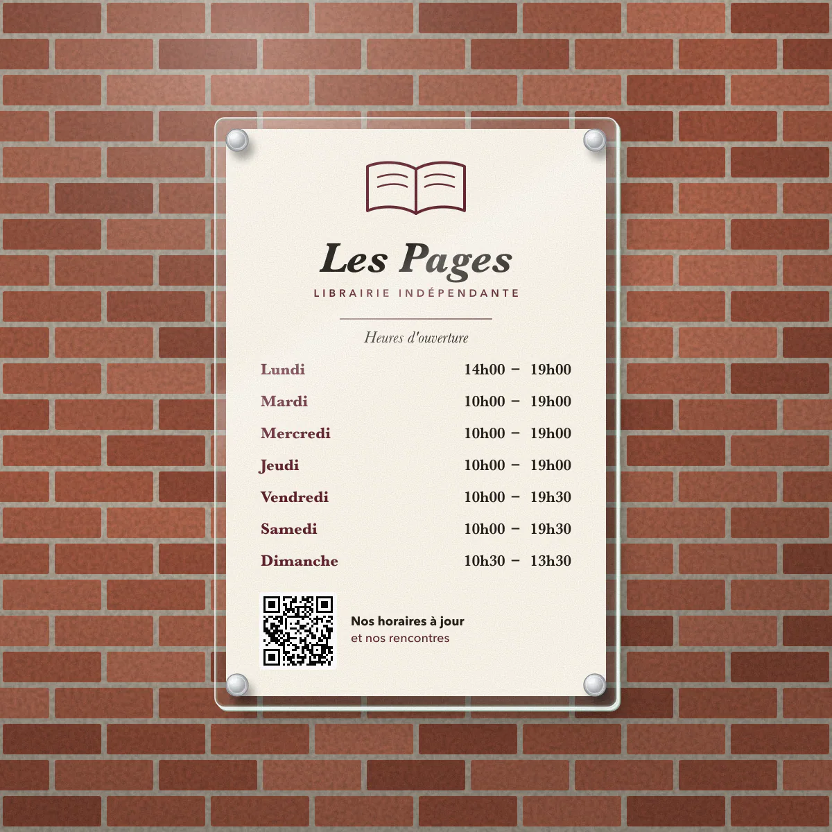 Plaque d’heures d’ouverture en plexiglas pour Les Pages, librairie fictive, fixée au mur près de l’entrée