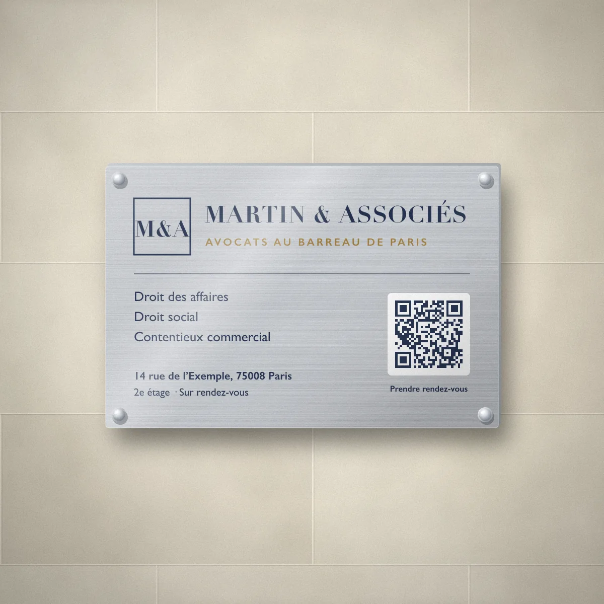 Plaque professionnelle aluminium brossé imprimée pour Martin & Associés, cabinet d’avocats fictif, fixée sur entretoises à côté d’une porte d’immeuble