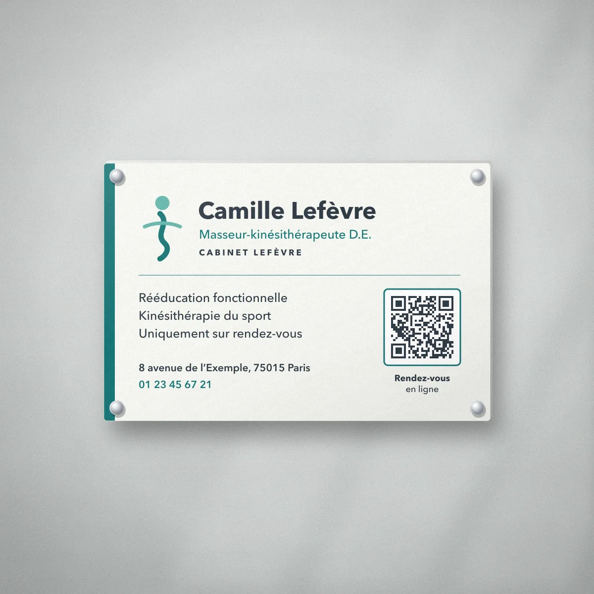 Plaque alu personnalisée pour le Cabinet Lefèvre, kinésithérapeute fictif, avec horaires et QR code de prise de rendez-vous