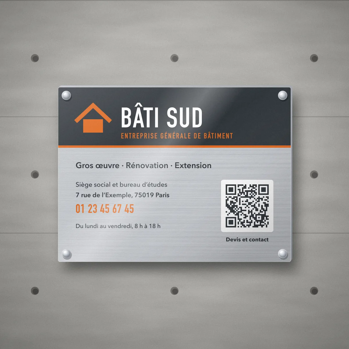 Plaque aluminium personnalisée pour Bâti Sud, entreprise de BTP fictive, fixée sur le portail d’un dépôt