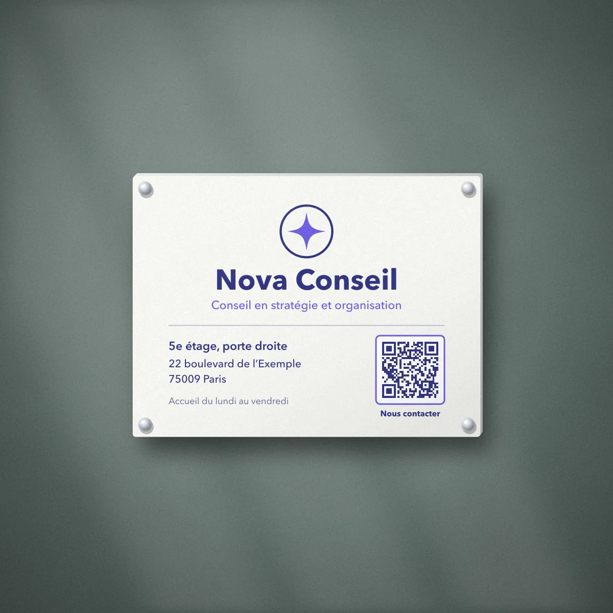 Plaque métal personnalisée en aluminium blanc pour Nova Conseil, cabinet de conseil fictif, à l’entrée d’un immeuble de bureaux