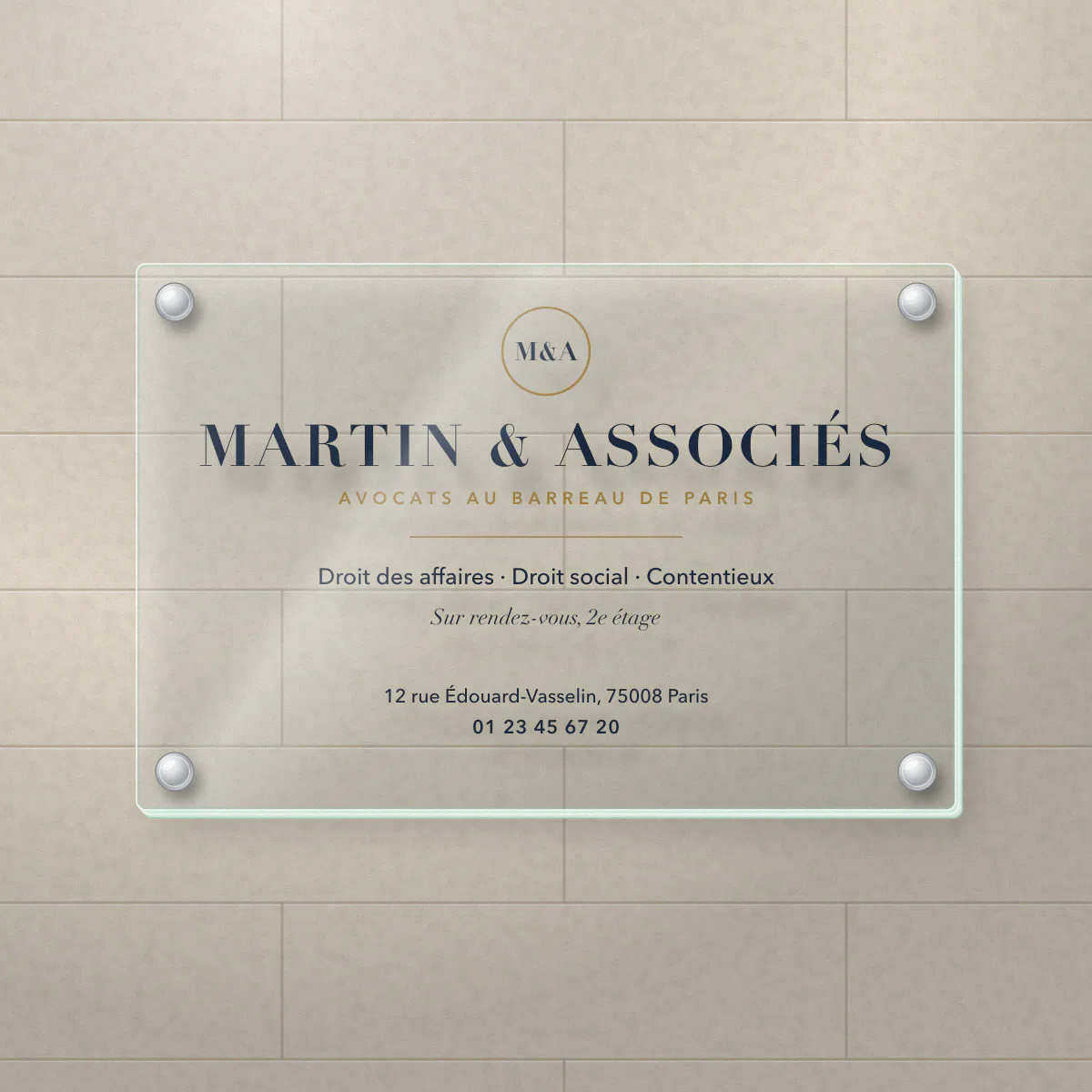 Plaque professionnelle plexiglass transparente 30 x 20 cm sur entretoises, imprimée en couleur pour Martin & Associés, cabinet d’avocats fictif