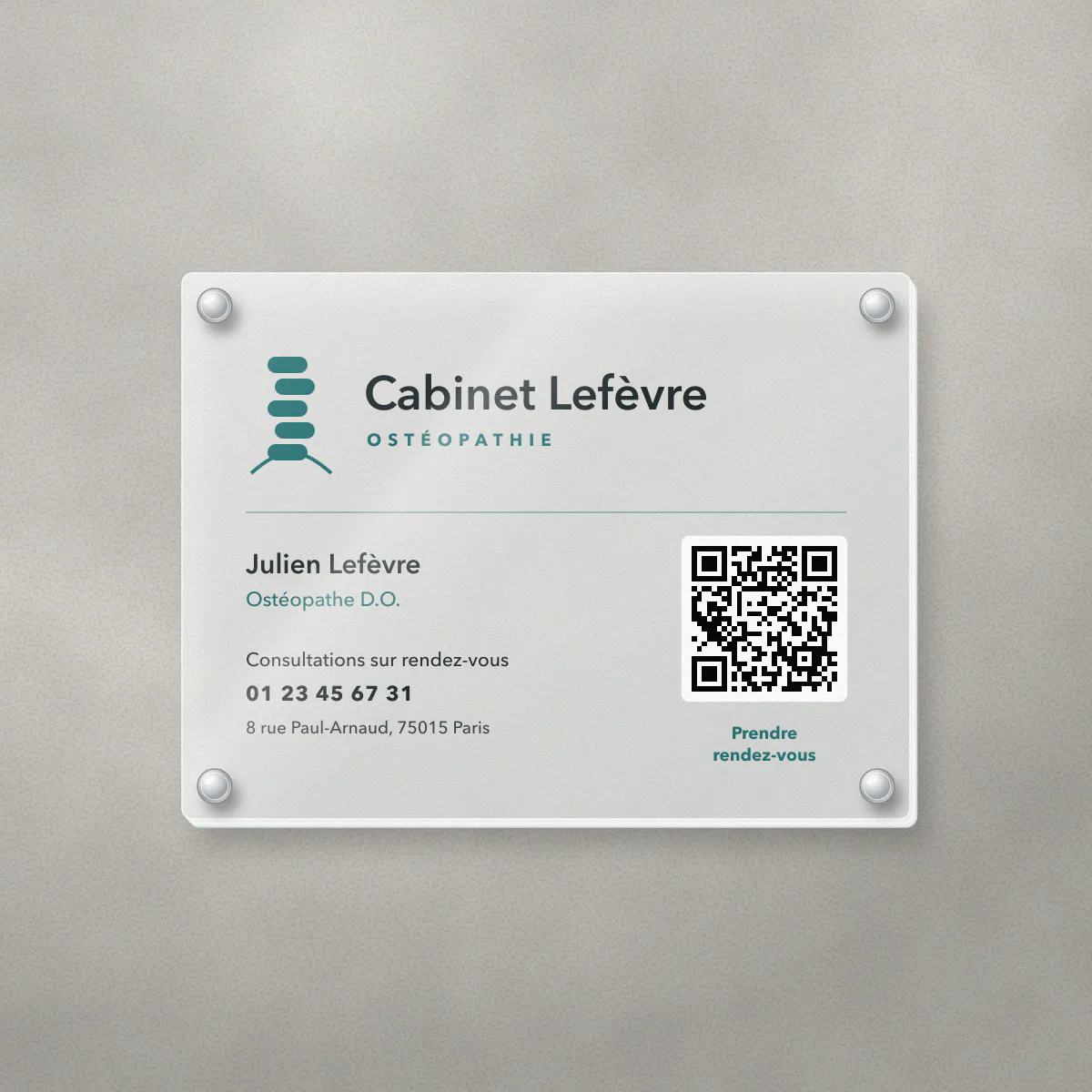 Plaque professionnelle en plexiglas givré avec logo, pour le Cabinet Lefèvre, ostéopathe fictif, fixée près d’une porte de cabinet