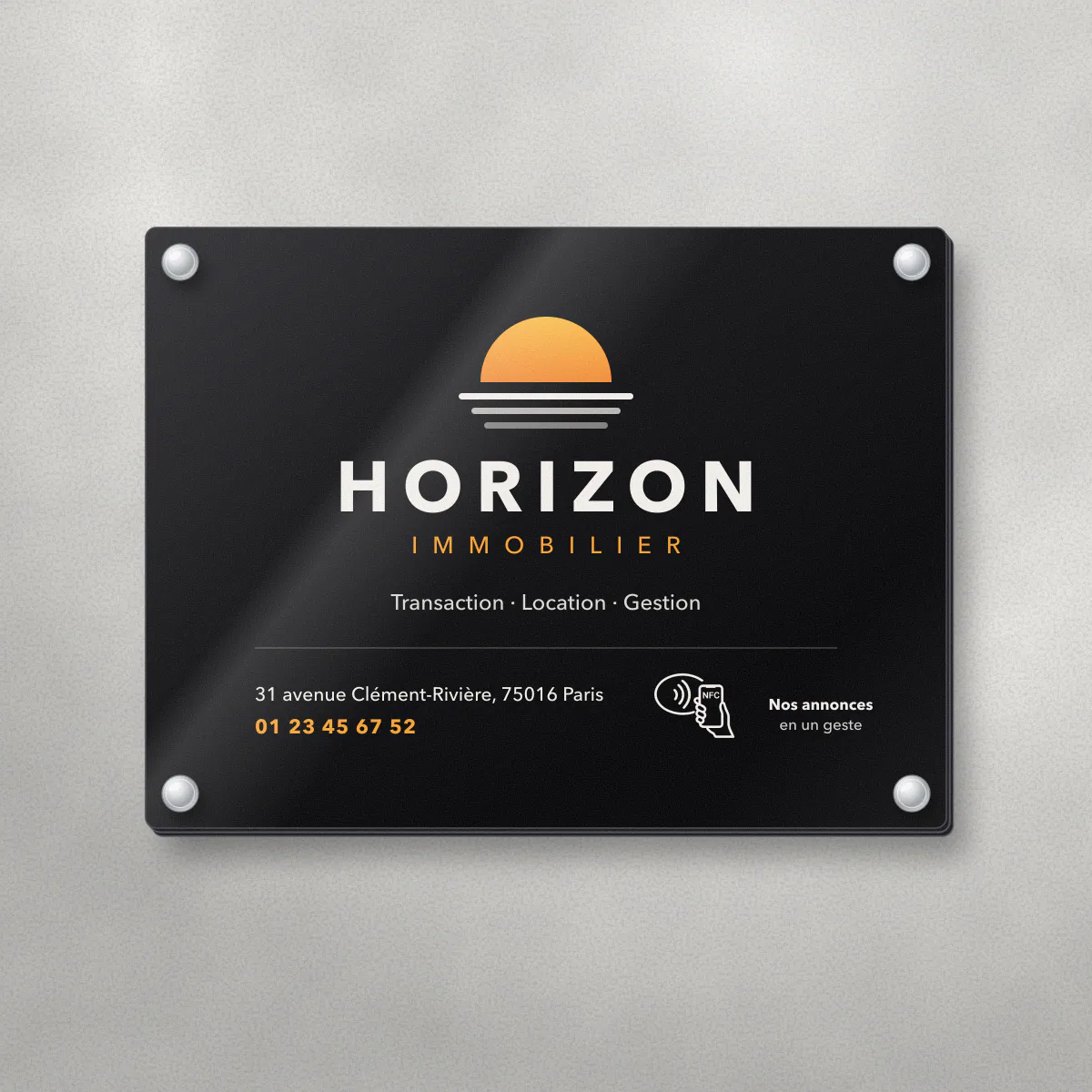 Plaque plexiglass personnalisée au logo d’Horizon Immobilier, agence immobilière fictive, imprimée en couleur sur fond blanc