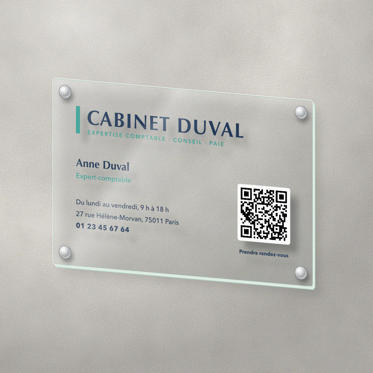 Plaque professionnelle plexiglas avec QR code pour le Cabinet Duval, expert-comptable fictif, sur entretoises inox
