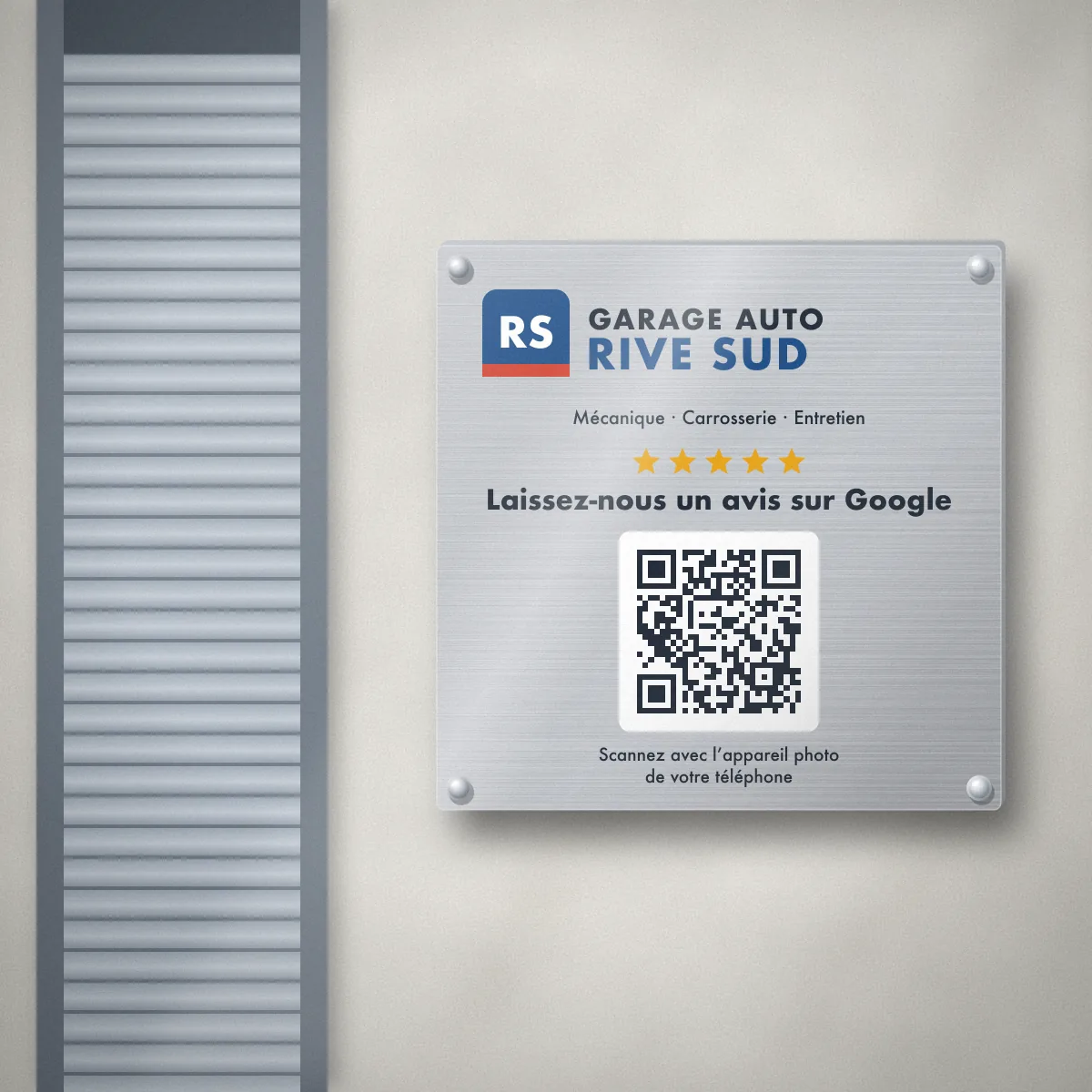 Plaque aluminium QR code d’avis Google fixée sur la façade du Garage Auto Rive Sud, garage automobile fictif, à côté de la porte de l’atelier