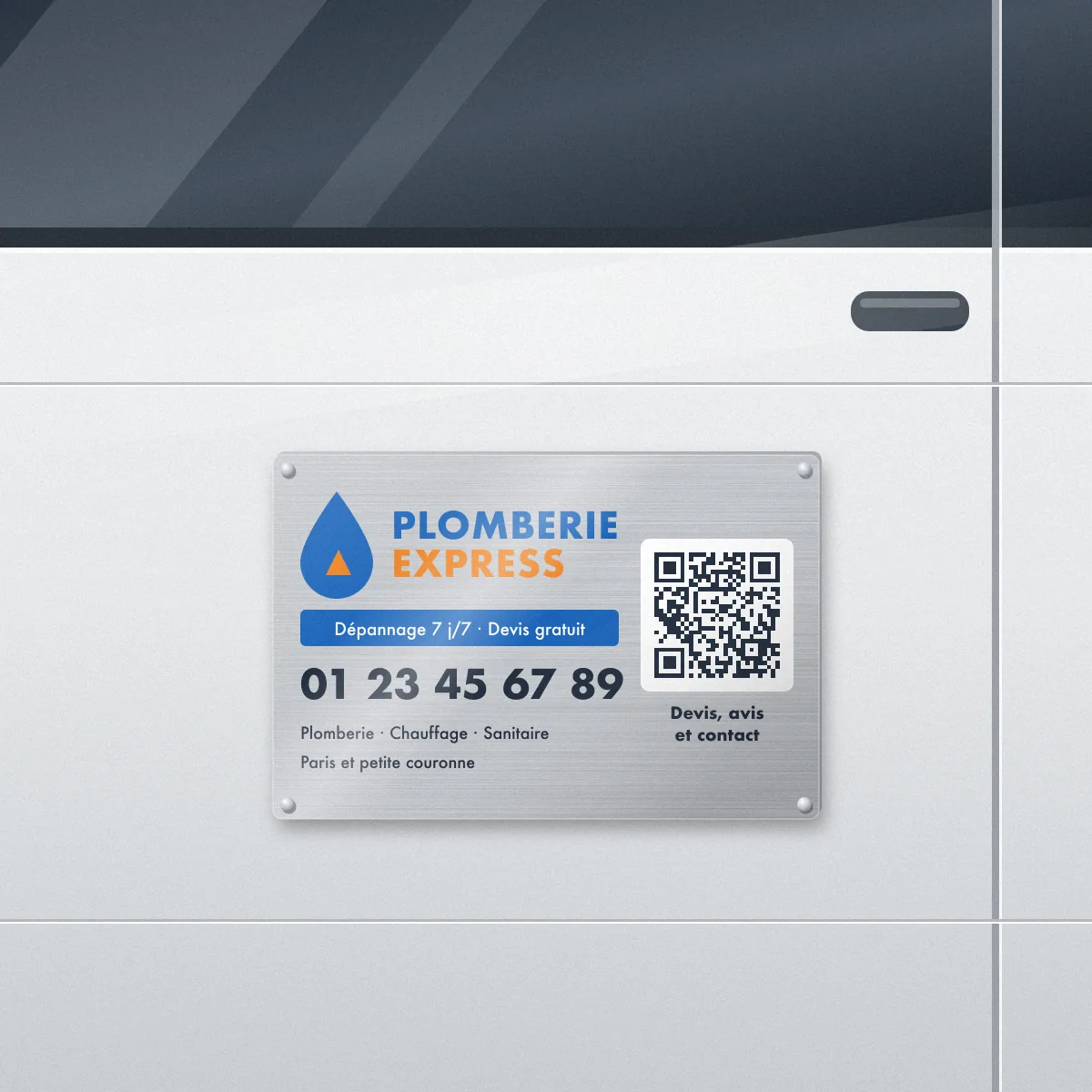Plaque métal QR code posée sur la porte arrière d’un utilitaire de Plomberie Express, plombier fictif