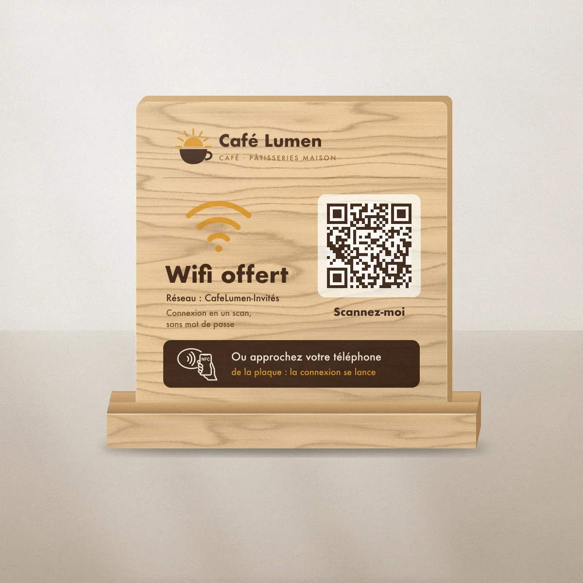 Plaque bois QR code wifi imprimée en couleur pour le Café Lumen, café fictif, posée sur une table avec le nom du réseau