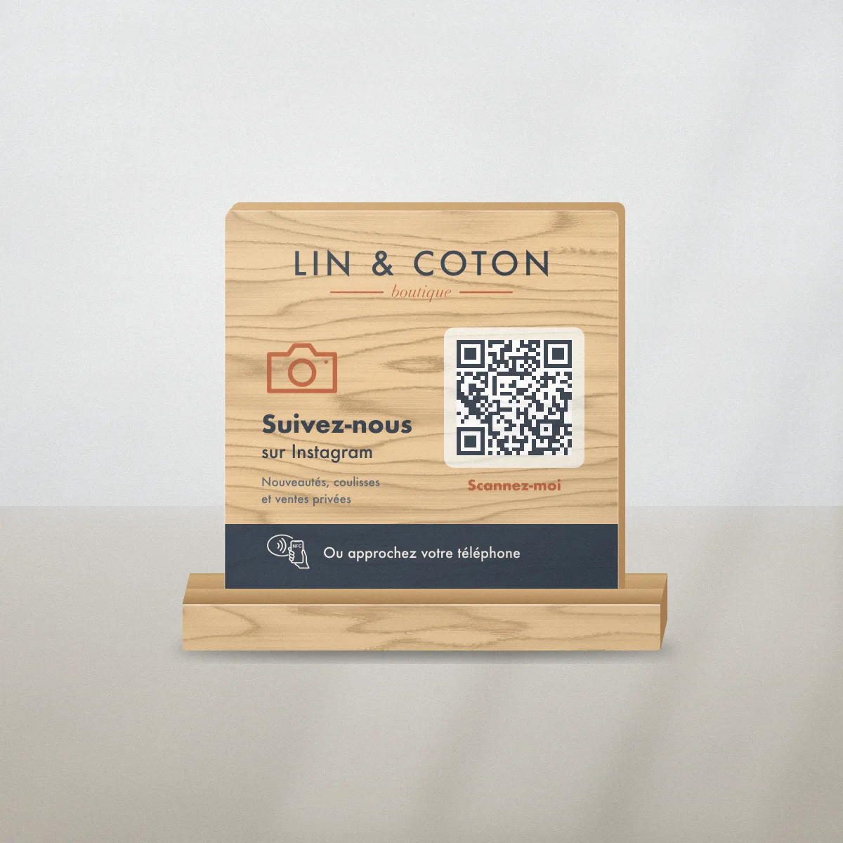 Présentoir QR code bois vers Instagram pour Lin & Coton, boutique de vêtements fictive, posé près de la caisse
