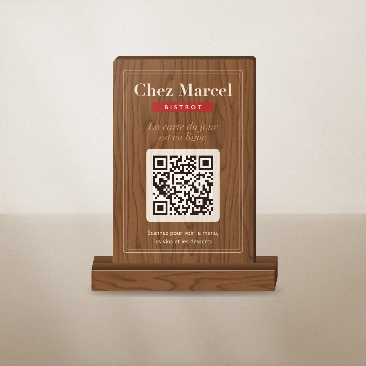Chevalet QR code bois vers le menu en ligne de Chez Marcel, bistrot fictif, posé sur une table de restaurant