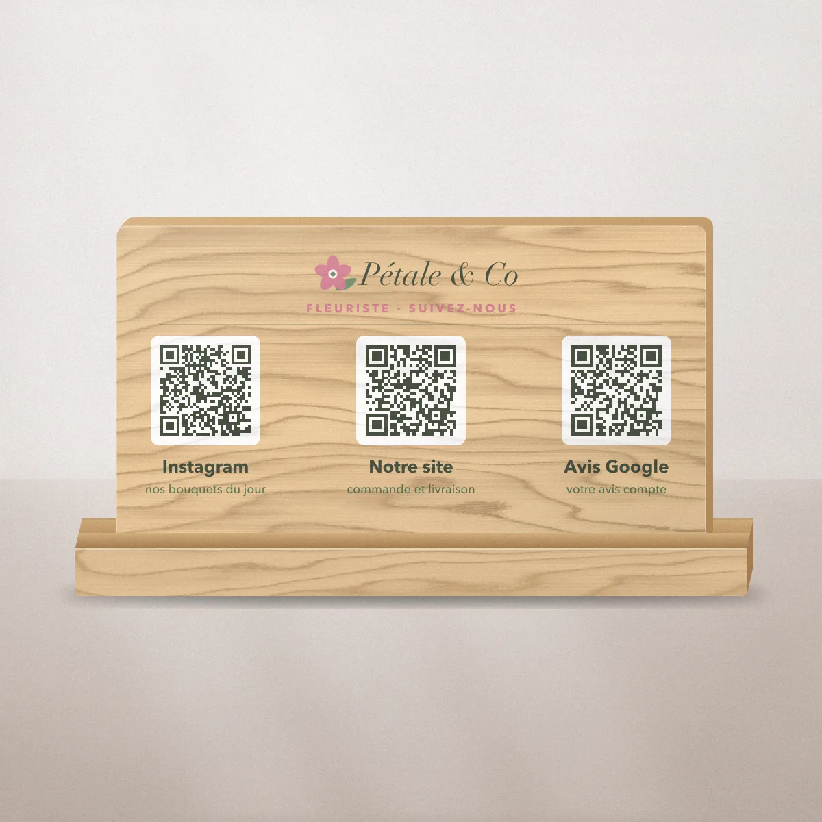 Plaque QR code personnalisée en bois avec trois QR codes « Suivez-nous » pour Pétale & Co, fleuriste fictive