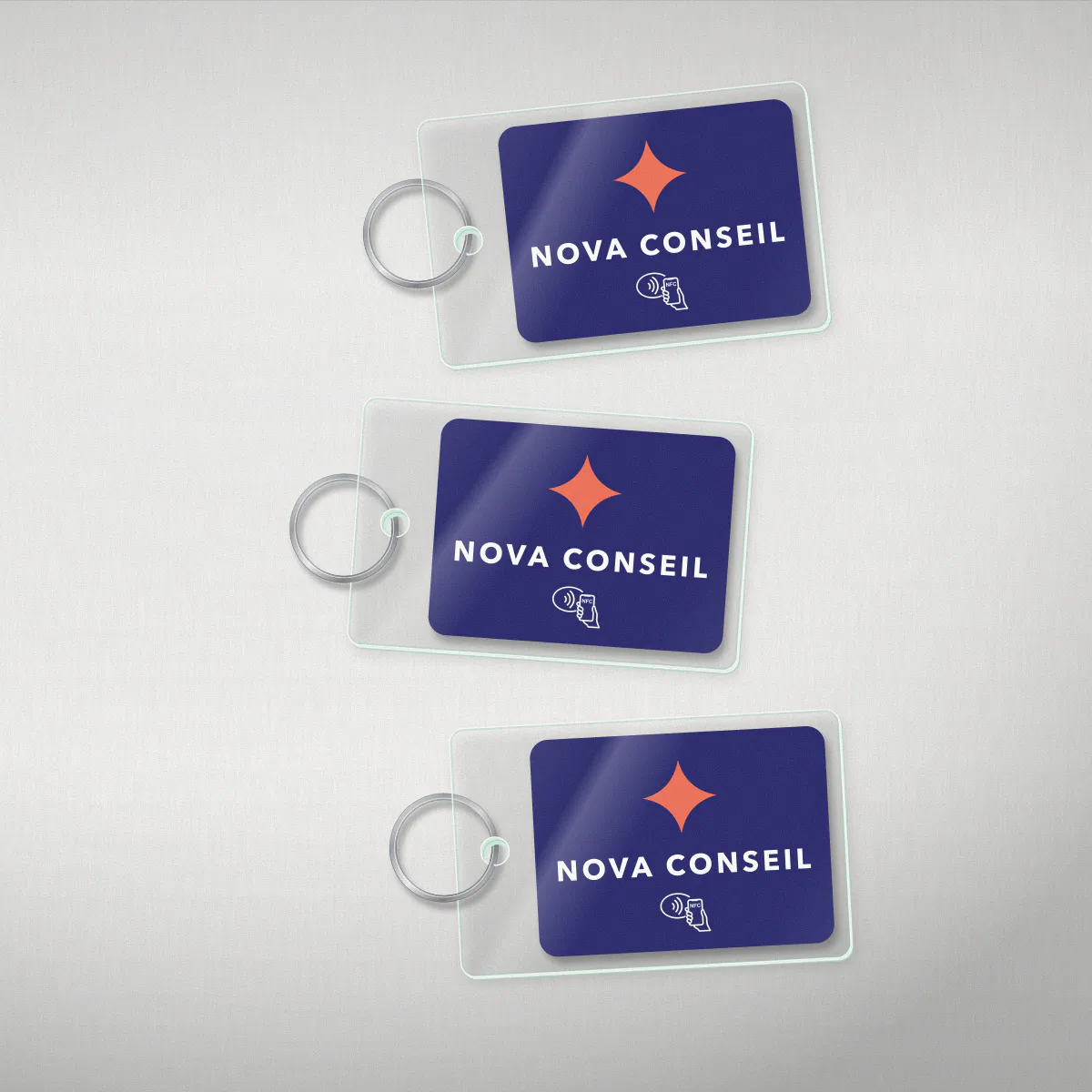 Lot de trois porte-clés NFC personnalisés aux couleurs du cabinet de conseil fictif Nova Conseil