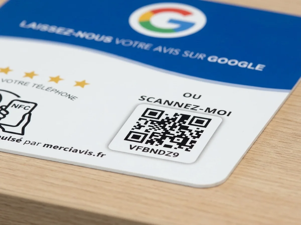 Gros plan sur une plaque avis Google : le pictogramme NFC « Collez votre téléphone » et le QR code « Scannez-moi »